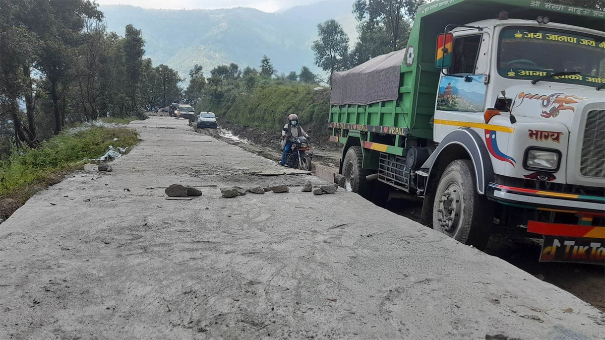 थप ६ करोडको ठेक्का सम्झौतापछि गुर्जे-छहरे सडक धमाधम स्तरोन्‍नति, बजेट निकासा ढिलाई